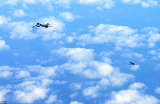Tiêm kích NATO áp sát máy bay ném bom chiến lược Nga - ảnh 2