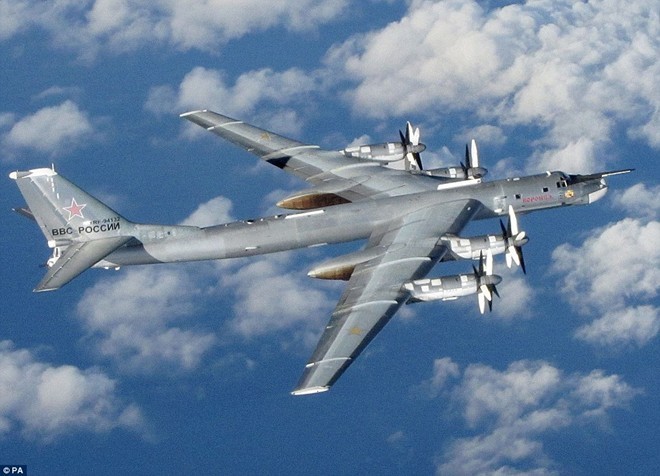 Tiêm kích NATO áp sát máy bay ném bom chiến lược Nga - ảnh 4