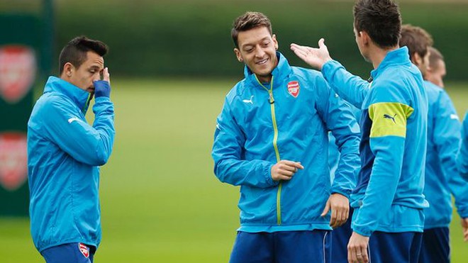 Nội bộ Arsenal nổi sóng, Sanchez hằn học Ozil - ảnh 1