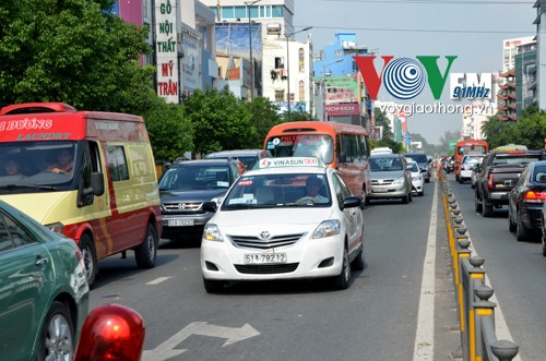 Người đàn ông gãy rời ngón cái vì thò chân vào bánh taxi - ảnh 1