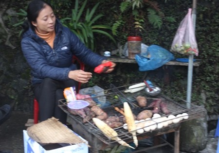 Ăn đêm ở phố nướng Sapa - ảnh 1