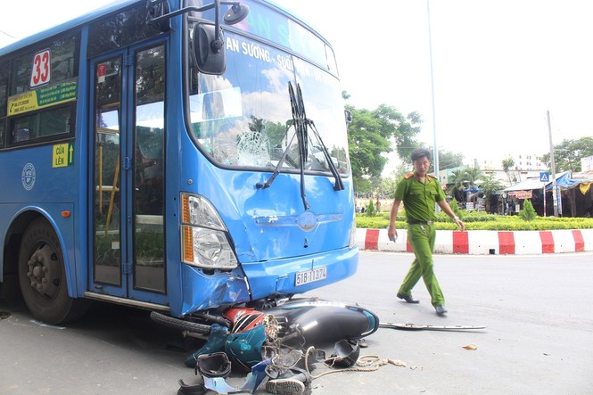 Xe buýt cuốn xe máy vào gầm, 2 thanh niên trọng thương - ảnh 1