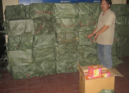 Thuê xe ô tô đông lạnh vận chuyển 3 tấn pháo hoa lậu - ảnh 1