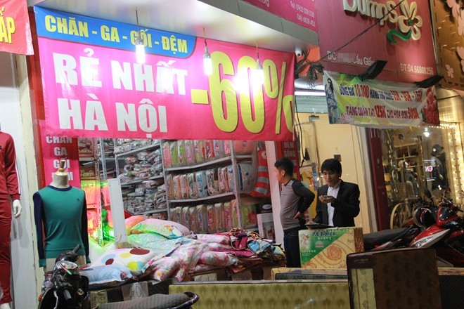 Hà Nội chớm lạnh, quần áo mùa đông giảm giá 60% - ảnh 1