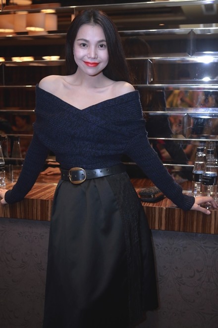 Trà Ngọc Hằng khoe lưng ong - ảnh 1