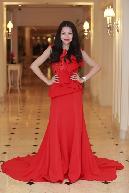 Trà Ngọc Hằng khoe lưng ong - ảnh 2