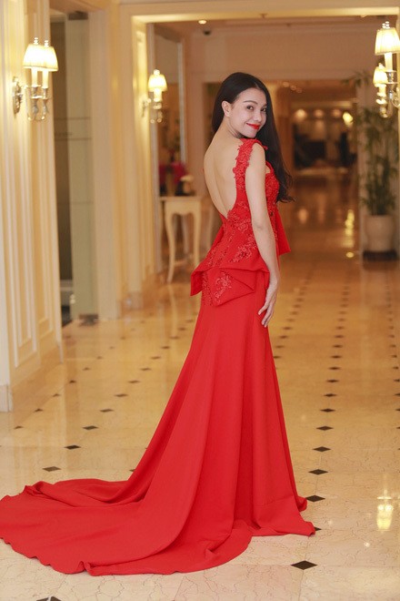 Trà Ngọc Hằng khoe lưng ong - ảnh 3