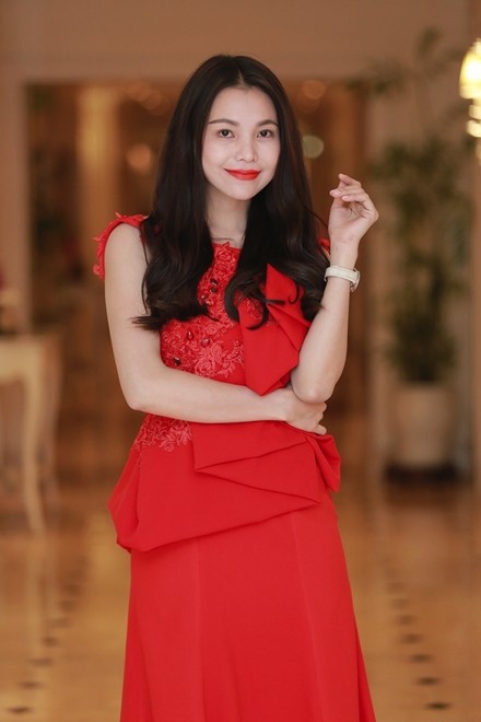 Trà Ngọc Hằng khoe lưng ong - ảnh 4
