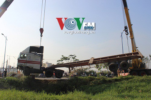 Cận cảnh xe đầu kéo 'cắm đầu' xuống hố sâu bên đường - ảnh 2