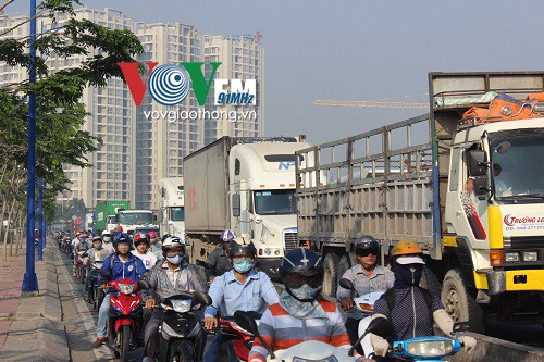 Cận cảnh xe đầu kéo 'cắm đầu' xuống hố sâu bên đường - ảnh 3