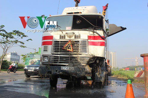 Cận cảnh xe đầu kéo 'cắm đầu' xuống hố sâu bên đường - ảnh 4
