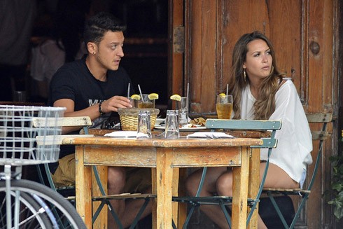 Cha con Ozil lôi nhau ra tòa vì khoản tiền triệu đô - ảnh 1