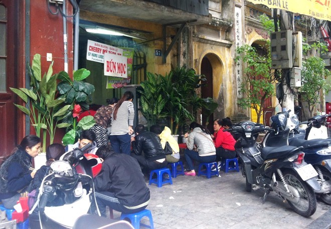 Bí quyết khiến quán bún phố cổ Hà Nội đắt khách suốt 30 năm - ảnh 2