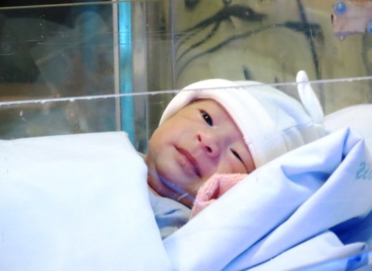 Ngày mai, bé sơ sinh văng khỏi bụng mẹ được về nhà - ảnh 1