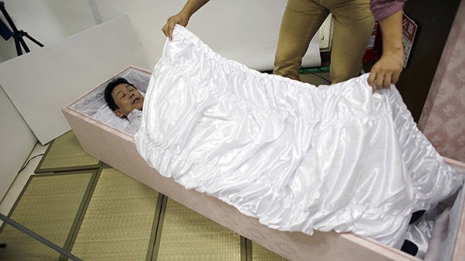 Mốt trải nghiệm cái chết của người Nhật - ảnh 1