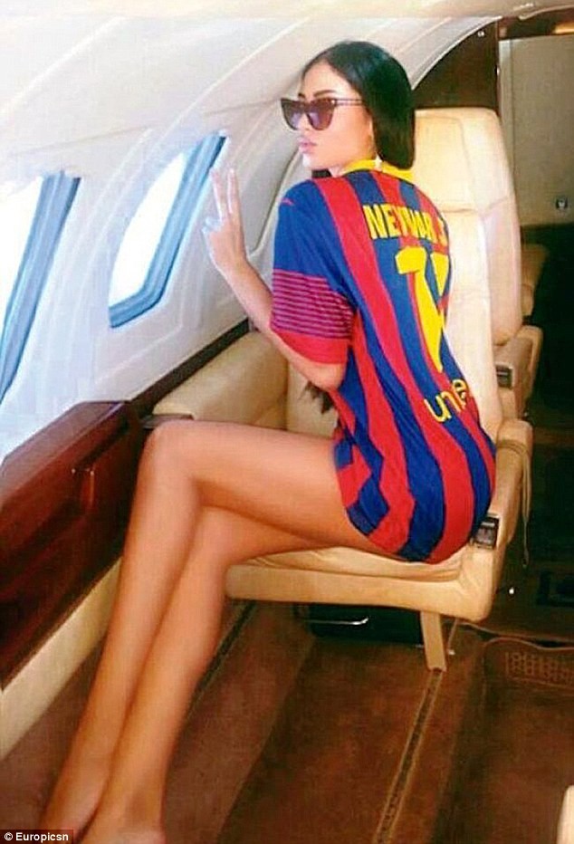 Diện bikini, tình mới của Neymar 'thiêu đốt' bãi biển Puro - ảnh 2
