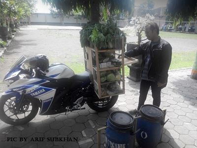 Dùng Honda CBR250R bán hoa quả dạo - ảnh 4