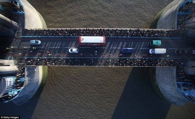 Du khách đánh rơi chai bia làm rạn cầu sông Thames - ảnh 3