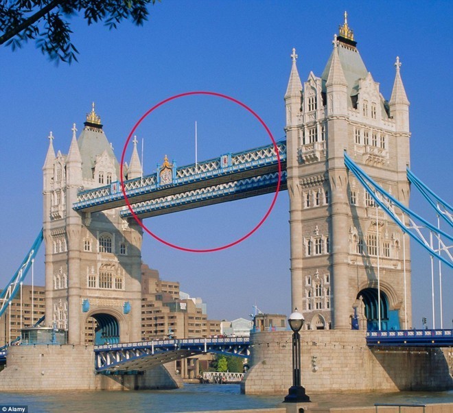 Du khách đánh rơi chai bia làm rạn cầu sông Thames - ảnh 4