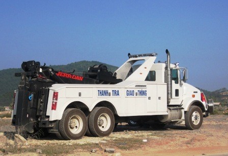 Đưa xe đặc chủng vào xử lý xe quá tải - ảnh 1