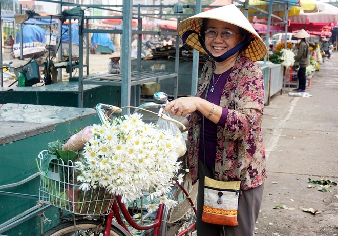 Cúc họa mi làm nóng thị trường hoa Hà Nội - ảnh 1