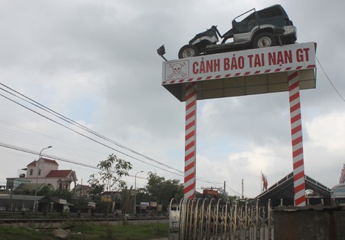 Người đặt biển báo giao thông lạ được tặng bằng khen - ảnh 1