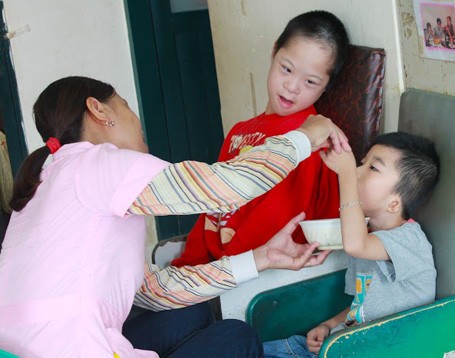 Lặng thầm công việc dạy trẻ tự kỷ - ảnh 1