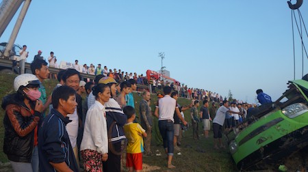 Xe chở công nhân đi ăn cưới gặp tai nạn kinh hoàng ở Nghệ An - ảnh 10