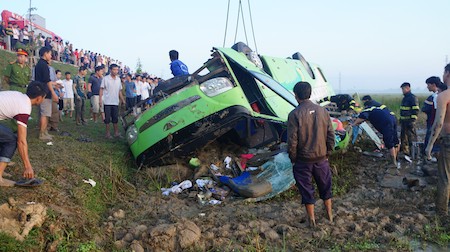 Xe chở công nhân đi ăn cưới gặp tai nạn kinh hoàng ở Nghệ An - ảnh 11