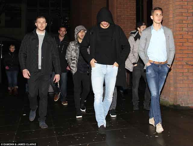Thắng Liverpool, sao M.U bày tiệc ăn mừng xuyên đêm - ảnh 1