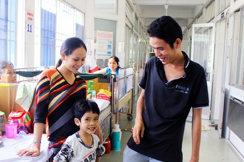 Cuộc sống mới của cậu bé bị dị tật hậu môn - ảnh 1