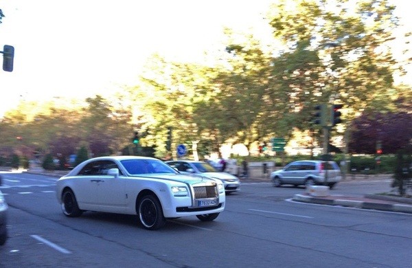 Ronaldo ‘tậu’ xe siêu sang Rolls-Royce Ghost - ảnh 1