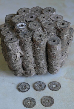 Thợ mộc phát hiện khối tiền cổ trong đống cát - ảnh 1