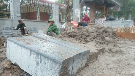 Gò Đống Đa bất ngờ “nhận” 3 đống phế thải trong đêm - ảnh 3