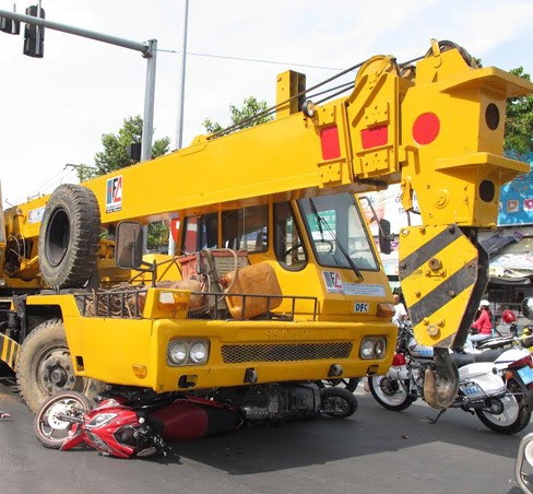 Xe cẩu 25 tấn cán bẹp hàng loạt xe máy đang dừng đèn đỏ - ảnh 1