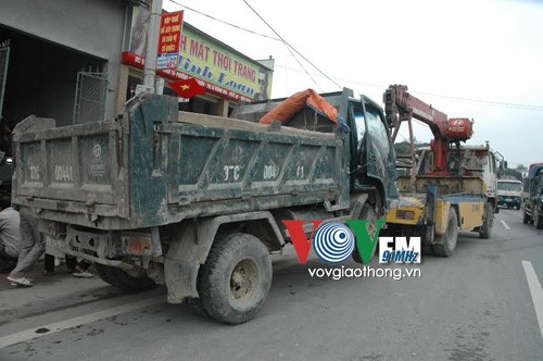 Xe tải mất lái tông xe con bay vào nhà dân bẹp dúm - ảnh 3