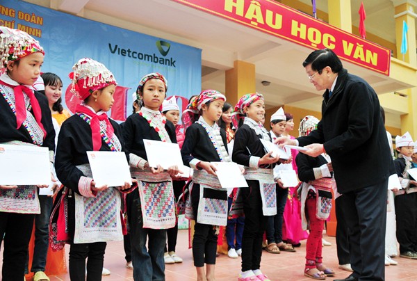 Chủ tịch nước thăm và tặng quà người dân Bản Qua - ảnh 1
