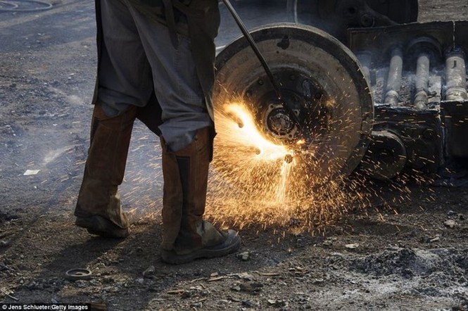 Thăm xưởng “xẻ thịt” hàng nghìn xe tăng - thiết giáp - ảnh 2