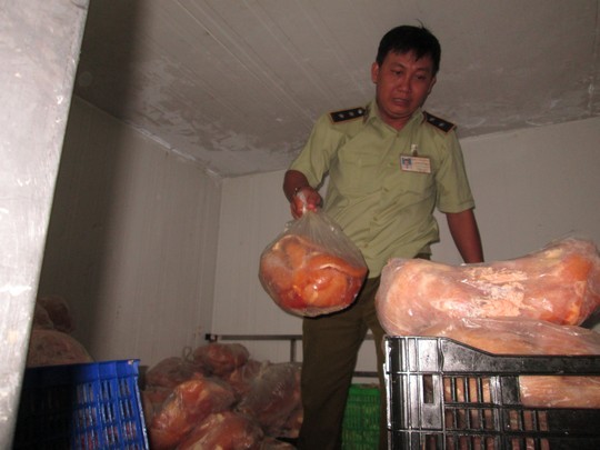 Phá cơ sở sản xuất giò chả bẩn - ảnh 1