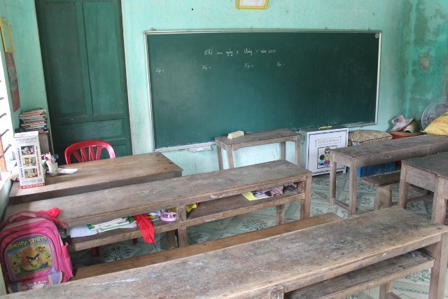 Thầy giáo tật nguyền nhận học phí bằng gạo trộn… đất - ảnh 1
