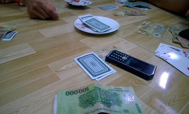 Nở rộ sòng bạc ăn thua tiền triệu gắn mác “vui xuân” trên phố - ảnh 1