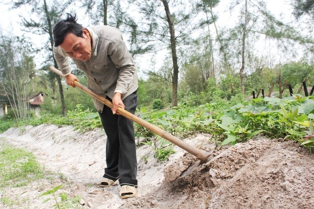 Thầy giáo tật nguyền nhận học phí bằng gạo trộn… đất - ảnh 2