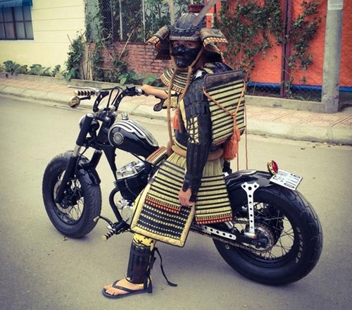 'Chiến binh Samurai' cưỡi môtô ở Hà Nội - ảnh 1