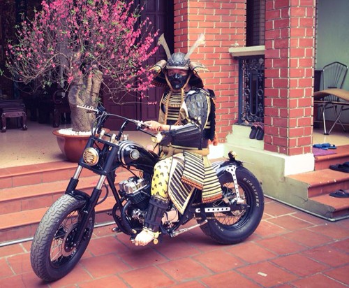 'Chiến binh Samurai' cưỡi môtô ở Hà Nội - ảnh 2