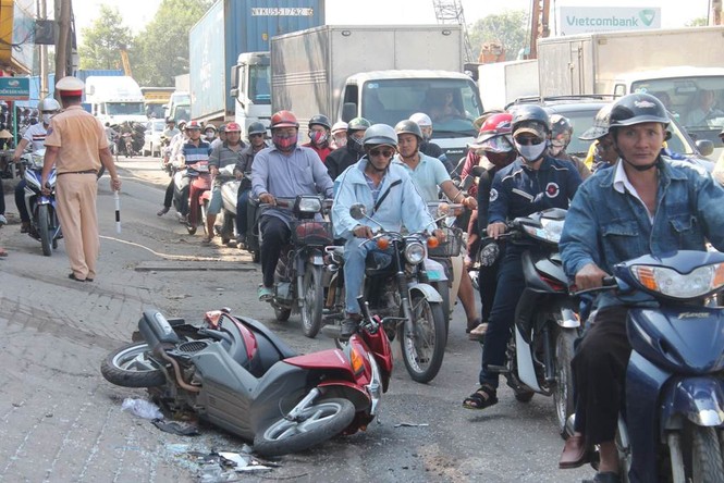 Xe khách lao xuống ruộng, 40 hành khách thót tim - ảnh 2