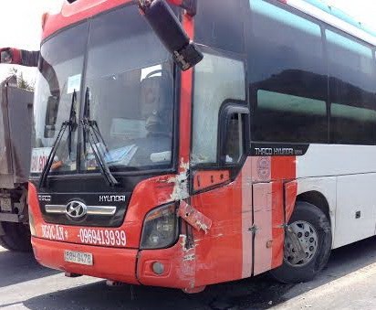 Quẹt xe khách, xe tải lăn kềnh xuống vệ đường - ảnh 1