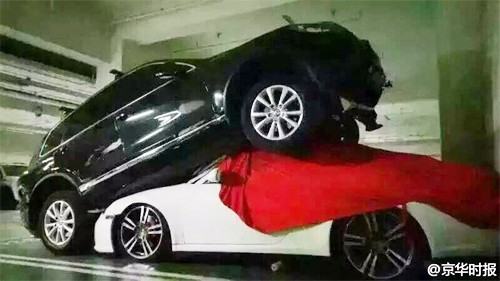 Ôtô của nữ tài xế leo lên xe Porsche trong bãi đỗ - ảnh 1