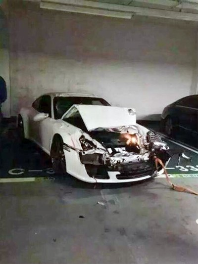 Ôtô của nữ tài xế leo lên xe Porsche trong bãi đỗ - ảnh 2