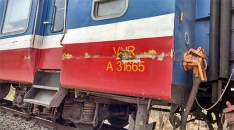 Đâm hông tàu hỏa, đầu xe tải đứt đôi - ảnh 2