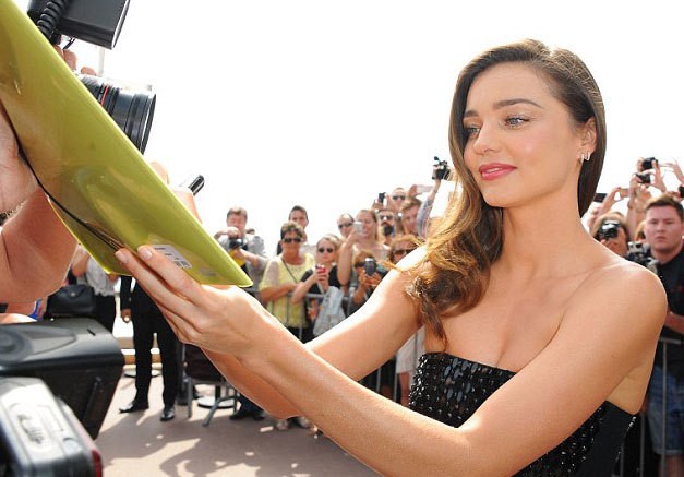 Miranda Kerr diện váy khoét ngực, xẻ đùi - ảnh 9